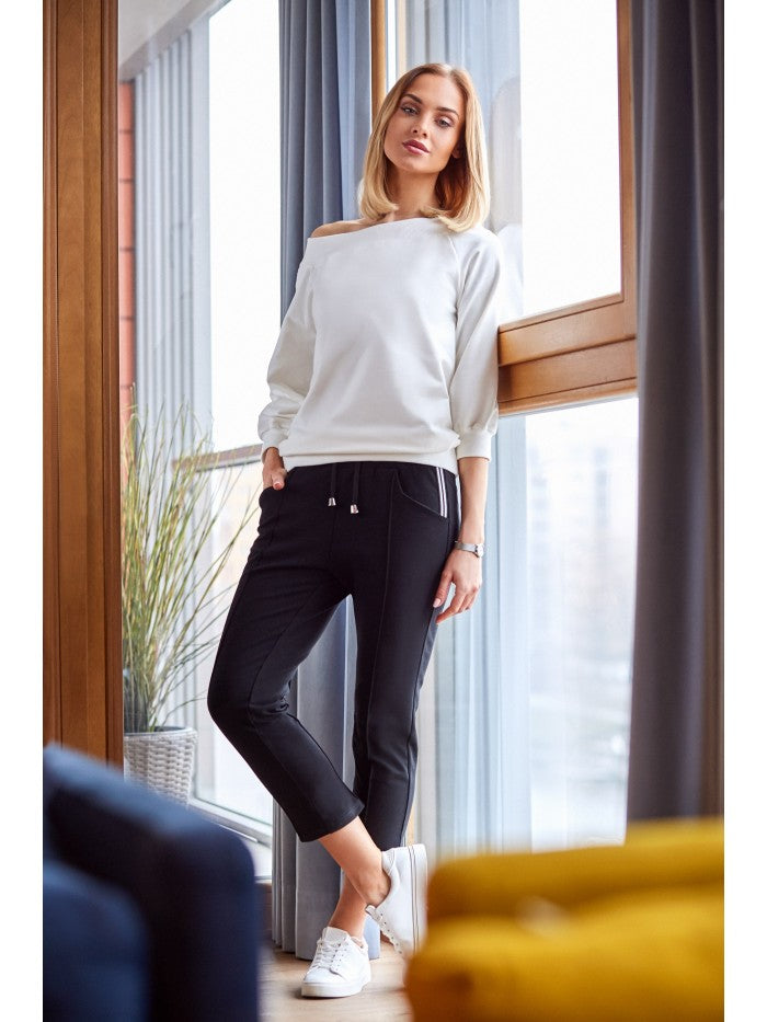 Shop women’s casual trousers in versatile and comfortable designs. Perfect for everyday wear, office casual, or relaxed weekend outfits.