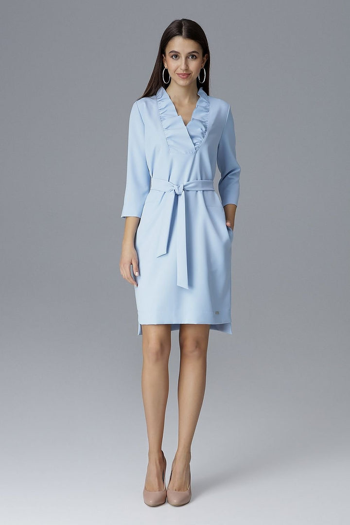 Un modèle cool de robe ample nouée à la taille Figl