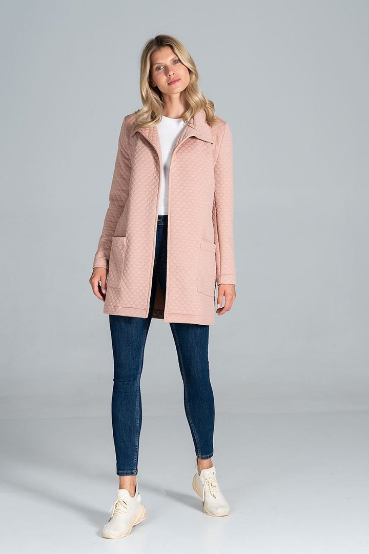 Short quilted coat, unbuttoned, tied with a belt Figl