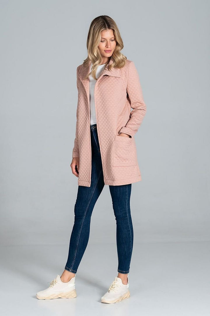 Short quilted coat, unbuttoned, tied with a belt Figl