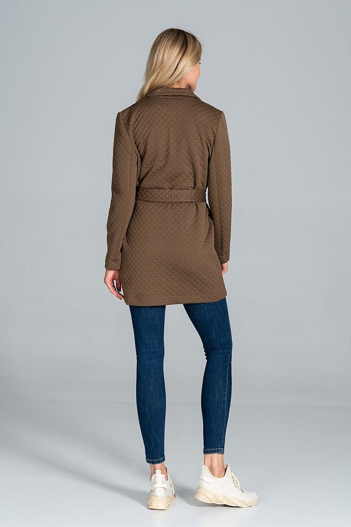 Short quilted coat, unbuttoned, tied with a belt Figl