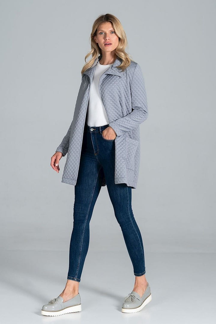 Short quilted coat, unbuttoned, tied with a belt Figl