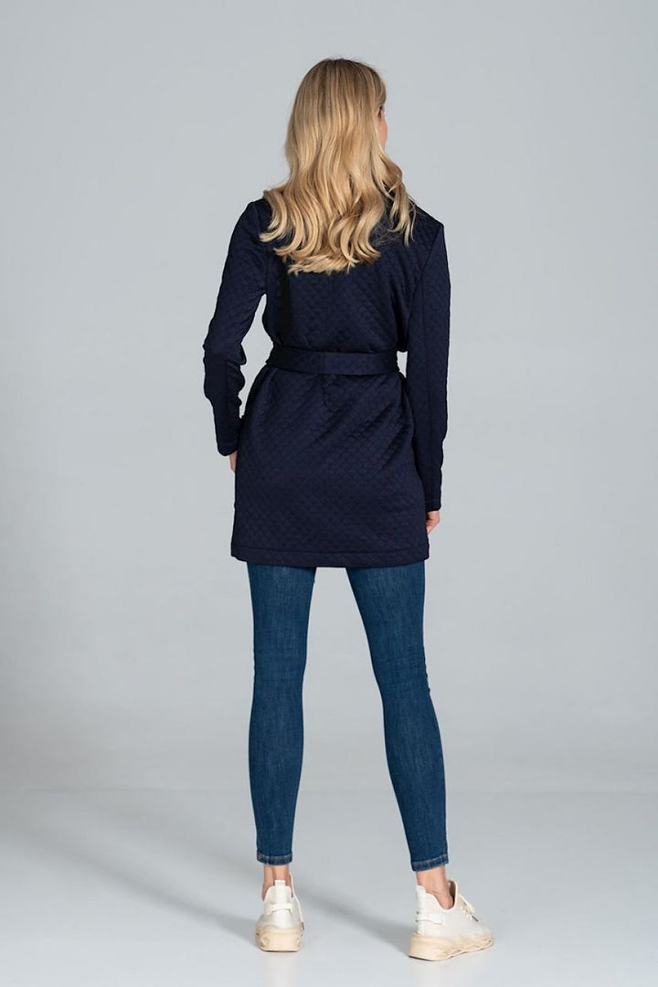 Short quilted coat, unbuttoned, tied with a belt Figl