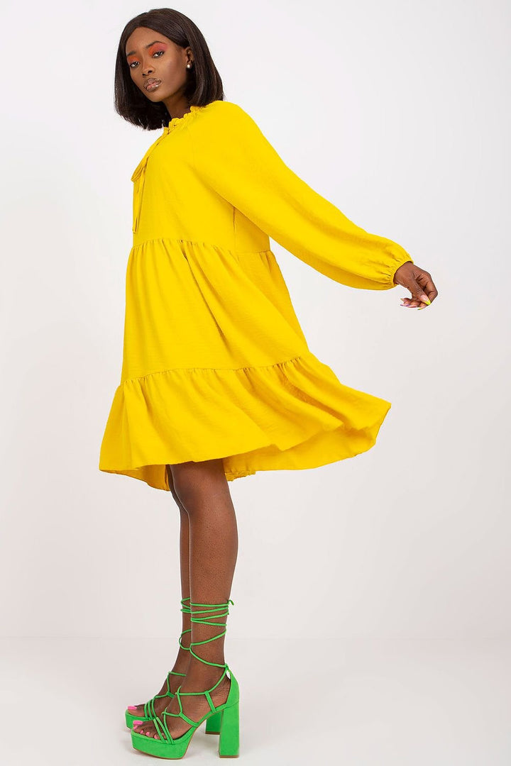 Vestido de día de corte evasé y manga larga.