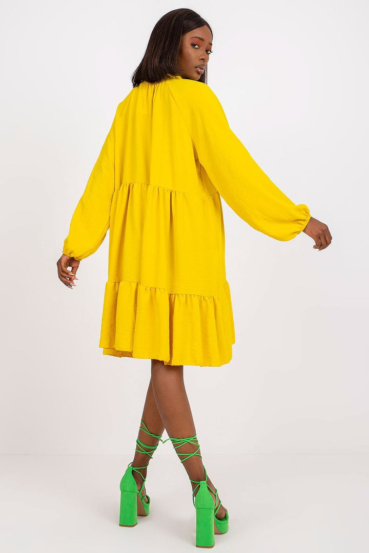 Vestido de día de corte evasé y manga larga.