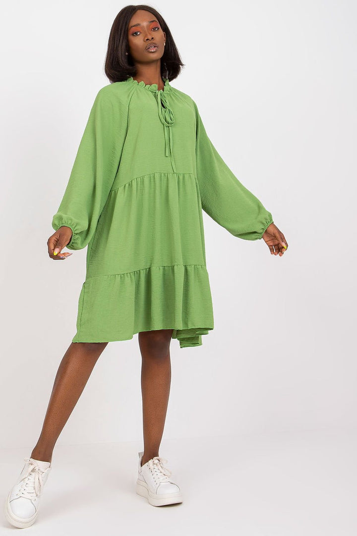 Vestido de día de corte evasé y manga larga.