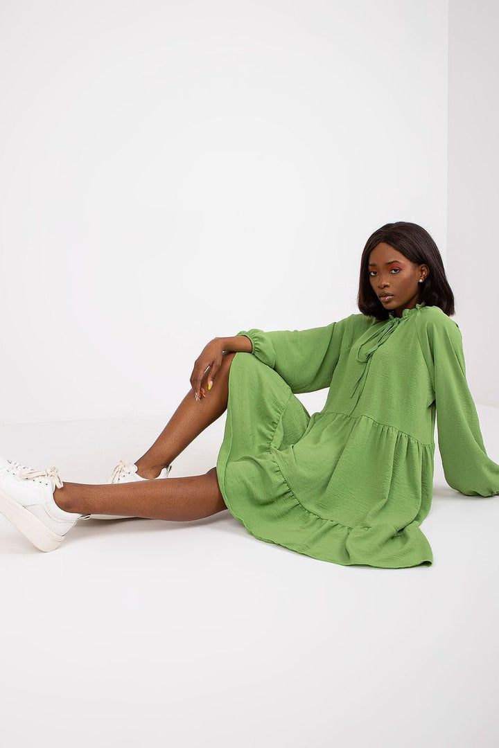 Vestido de día de corte evasé y manga larga.