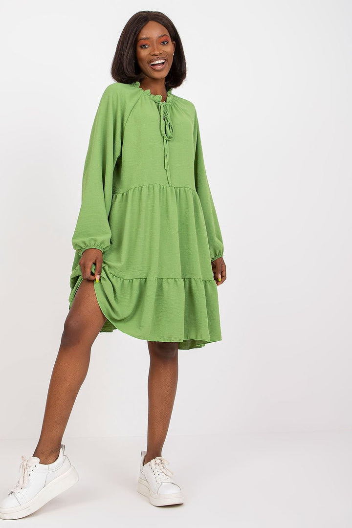 Vestido de día de corte evasé y manga larga.