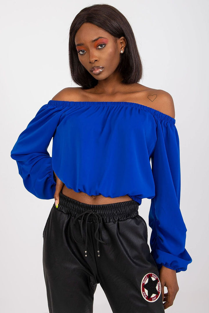 Blouse dont la coupe dévoile les épaules