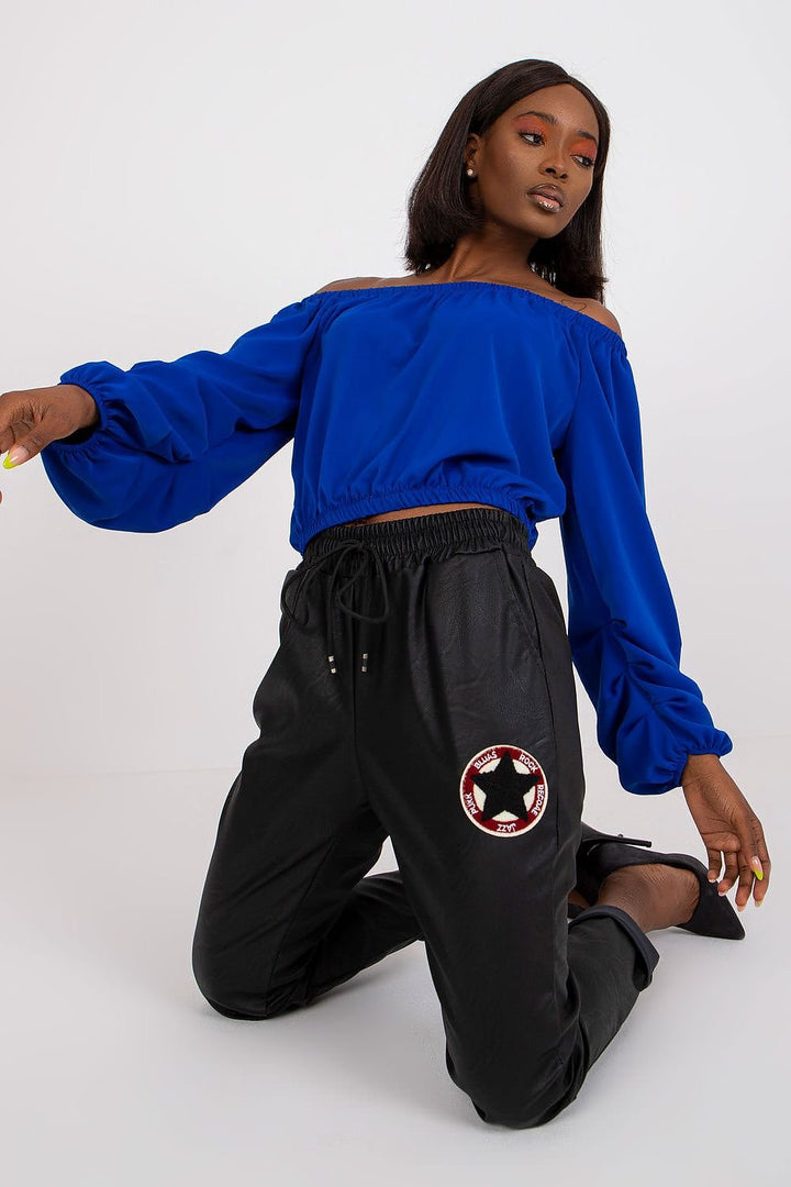 Blouse dont la coupe dévoile les épaules
