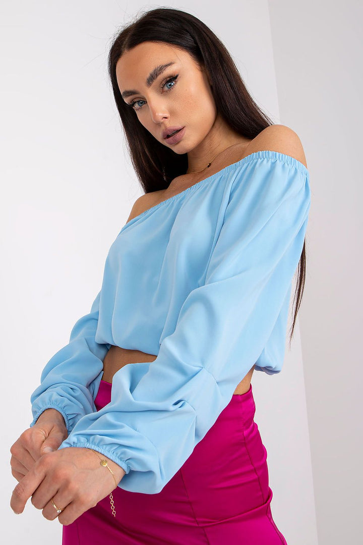 Blouse dont la coupe dévoile les épaules