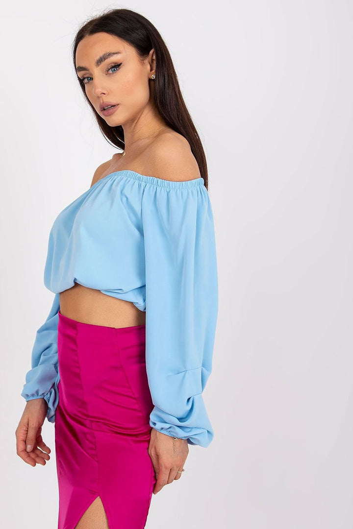 Blouse dont la coupe dévoile les épaules