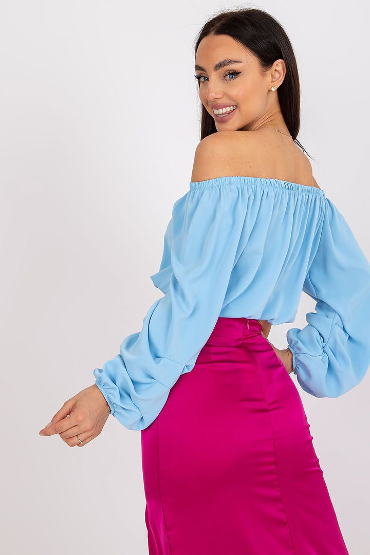 Blouse dont la coupe dévoile les épaules