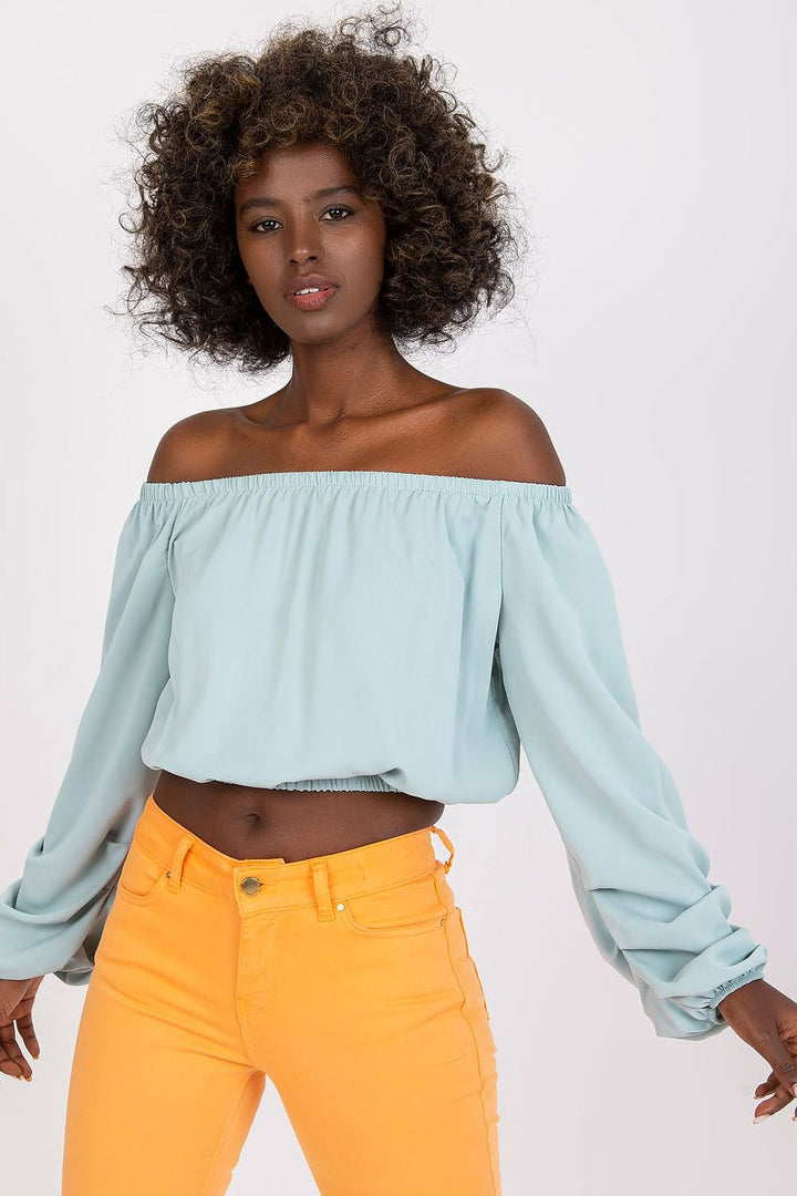 Blouse dont la coupe dévoile les épaules