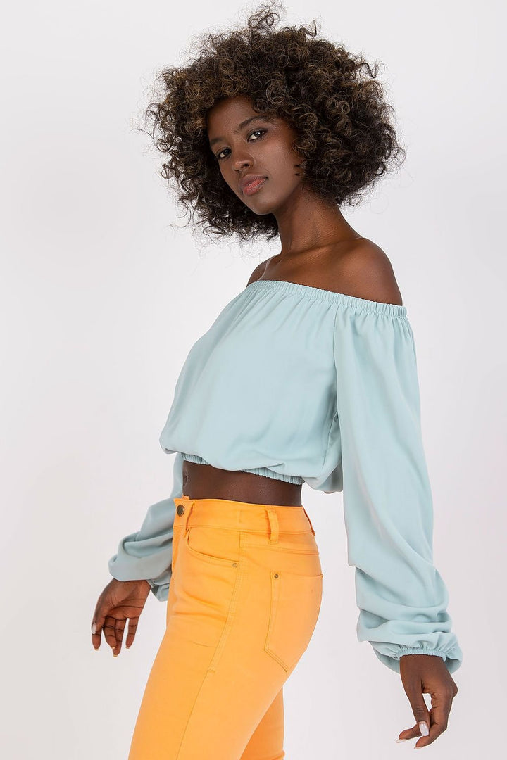 Blouse dont la coupe dévoile les épaules