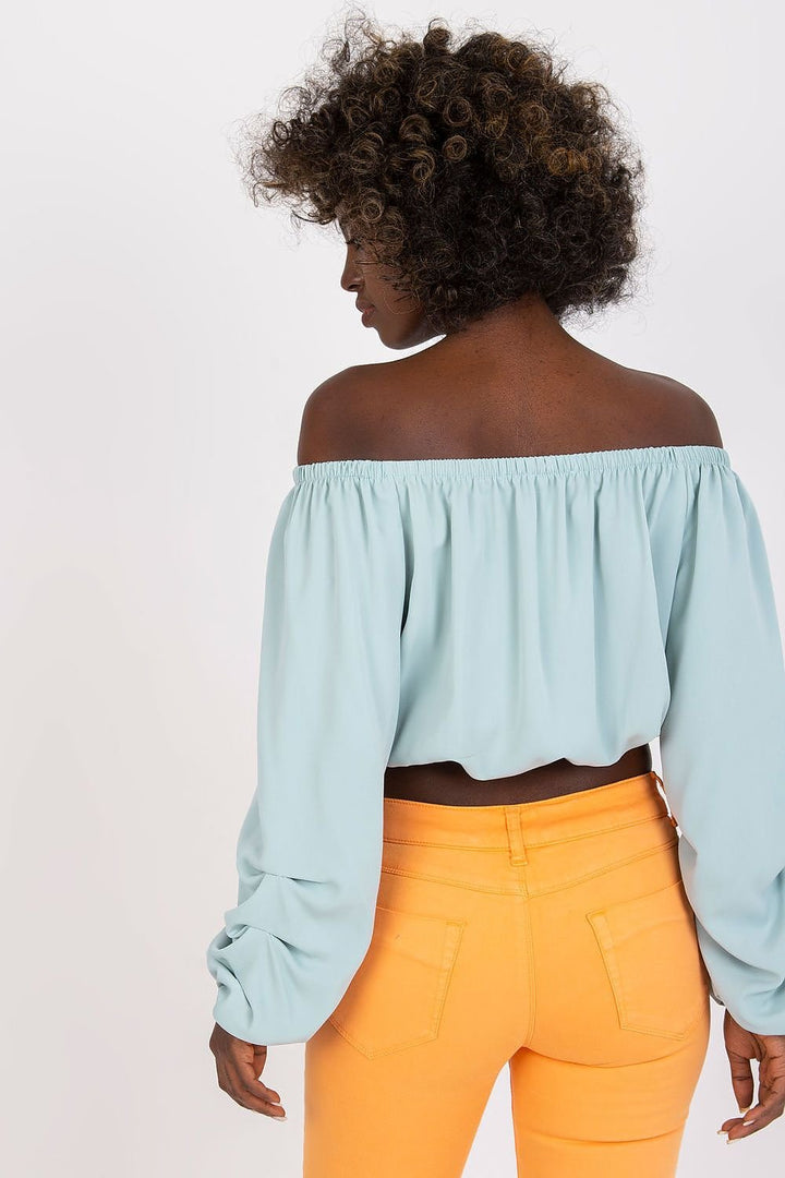 Blouse dont la coupe dévoile les épaules