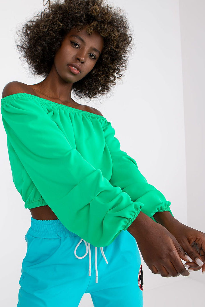 Blouse dont la coupe dévoile les épaules