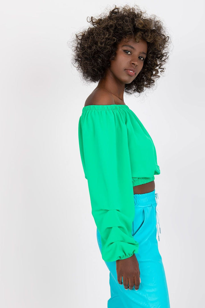 Blouse dont la coupe dévoile les épaules