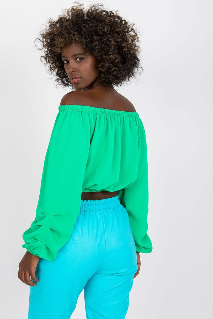 Blouse dont la coupe dévoile les épaules