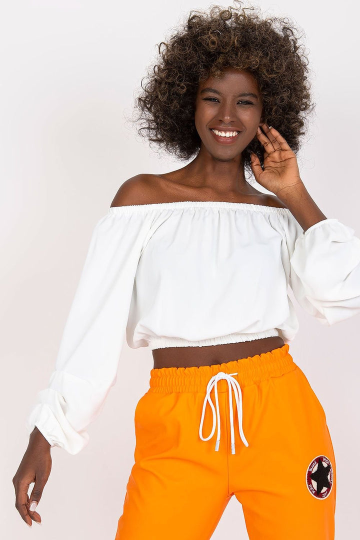 Blouse dont la coupe dévoile les épaules