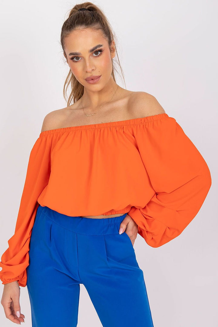 Blouse dont la coupe dévoile les épaules