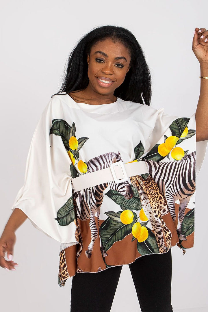 Blusa de material estampado.