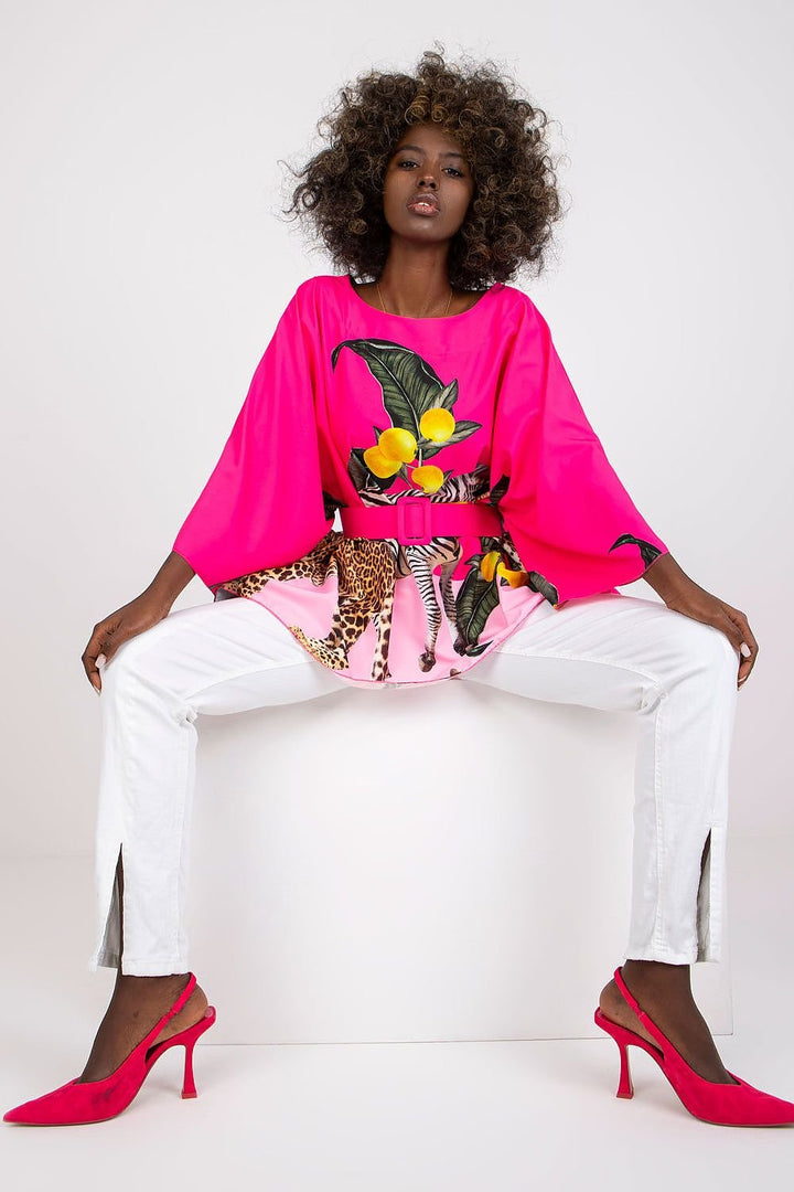Blusa de material estampado.