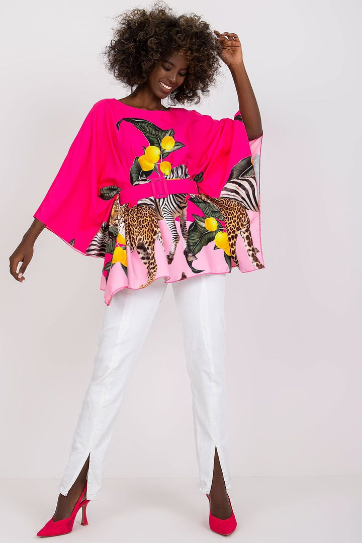 Blusa de material estampado.