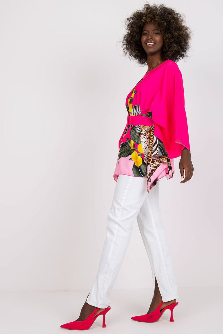 Blusa de material estampado.