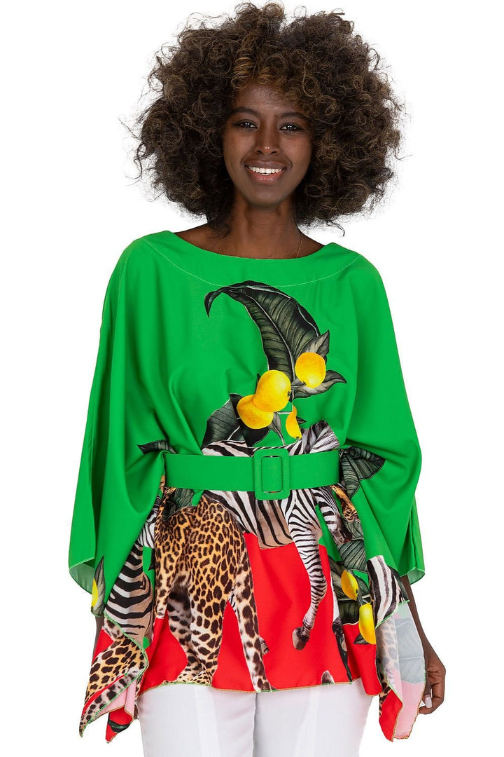 Blusa de material estampado.