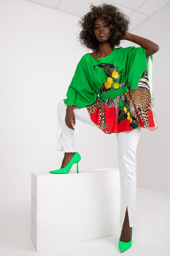 Blusa de material estampado.