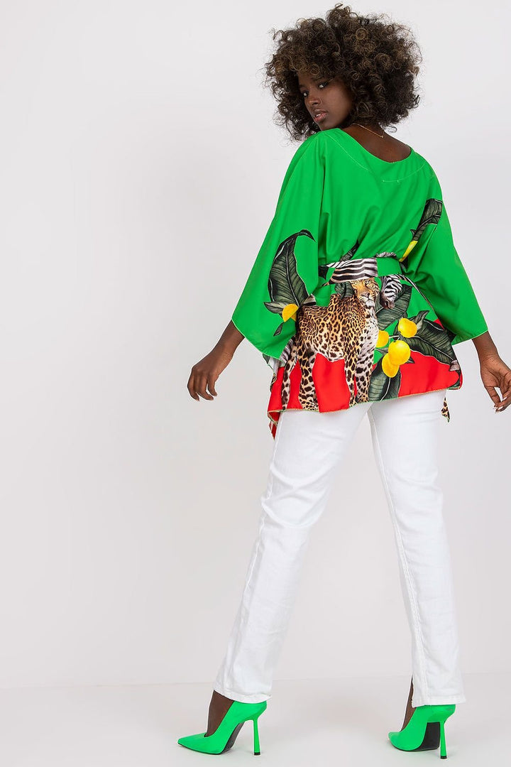 Blusa de material estampado.
