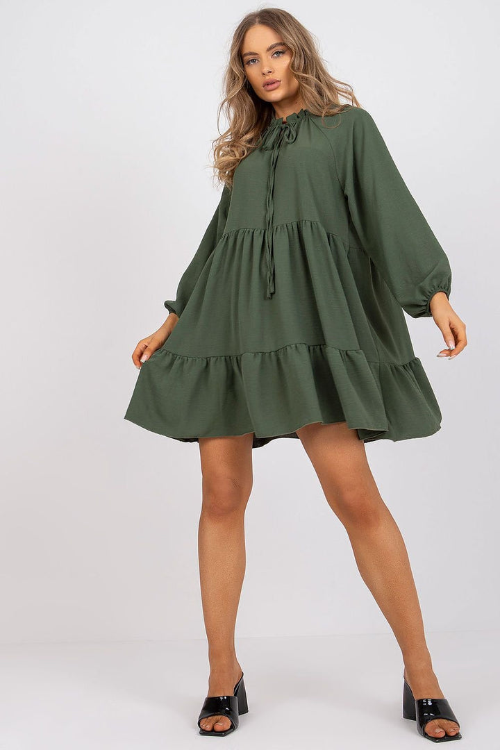 Vestido de día de corte evasé y manga larga.