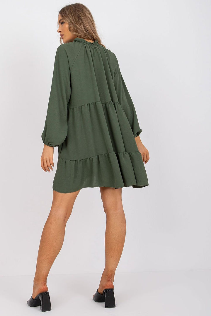 Vestido de día de corte evasé y manga larga.