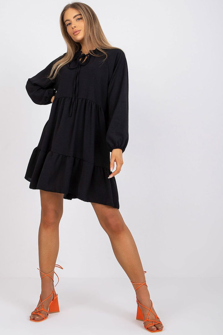 Vestido de día de corte evasé y manga larga.