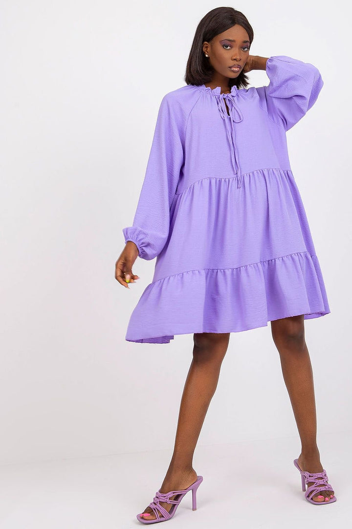 Vestido de día de corte evasé y manga larga.