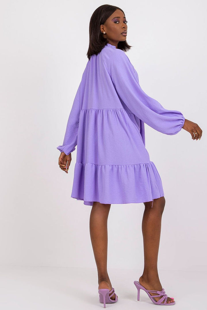 Vestido de día de corte evasé y manga larga.