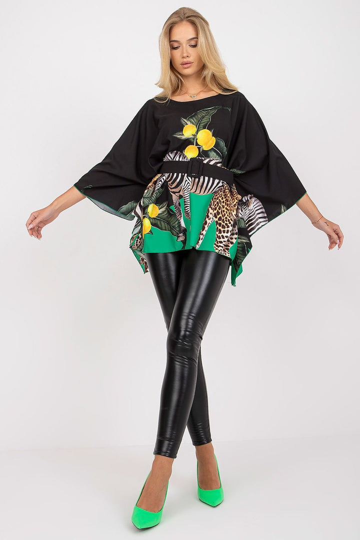 Blusa de material estampado.
