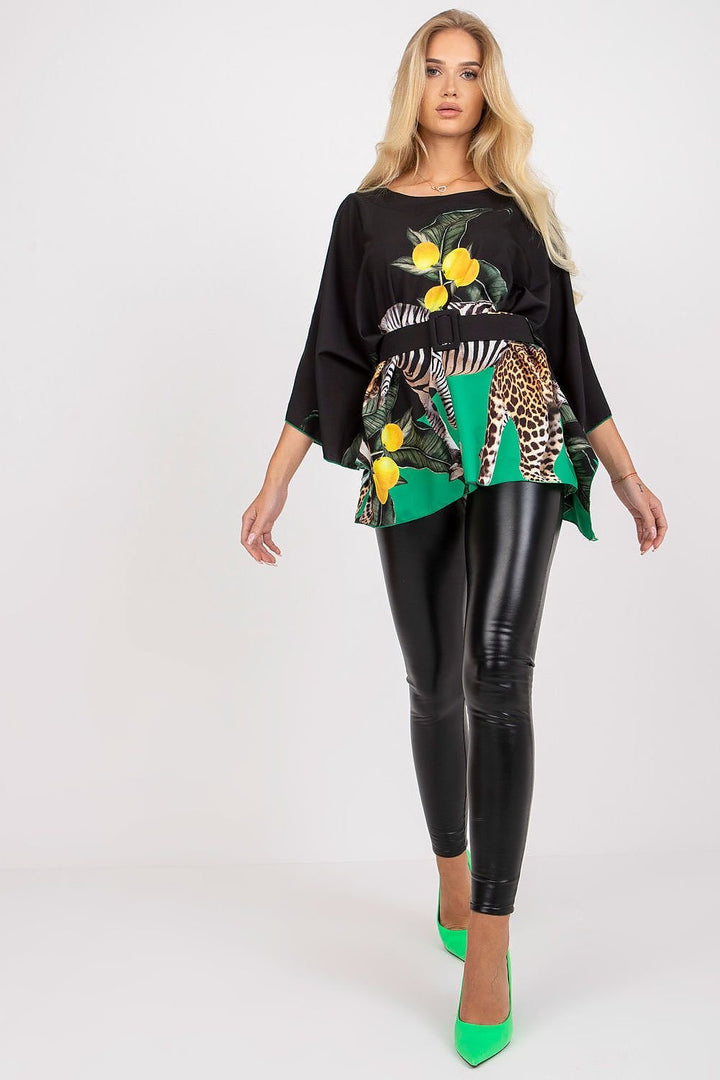 Blusa de material estampado.