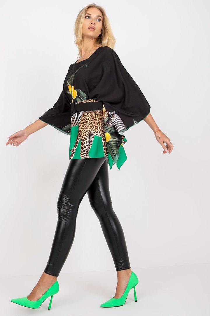Blusa de material estampado.