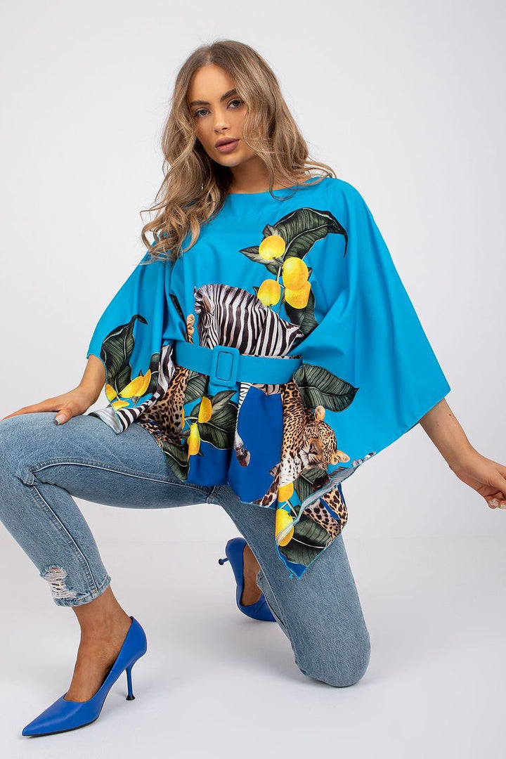 Blusa de material estampado.