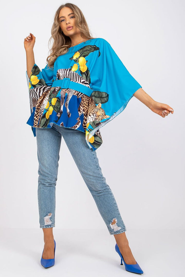 Blusa de material estampado.