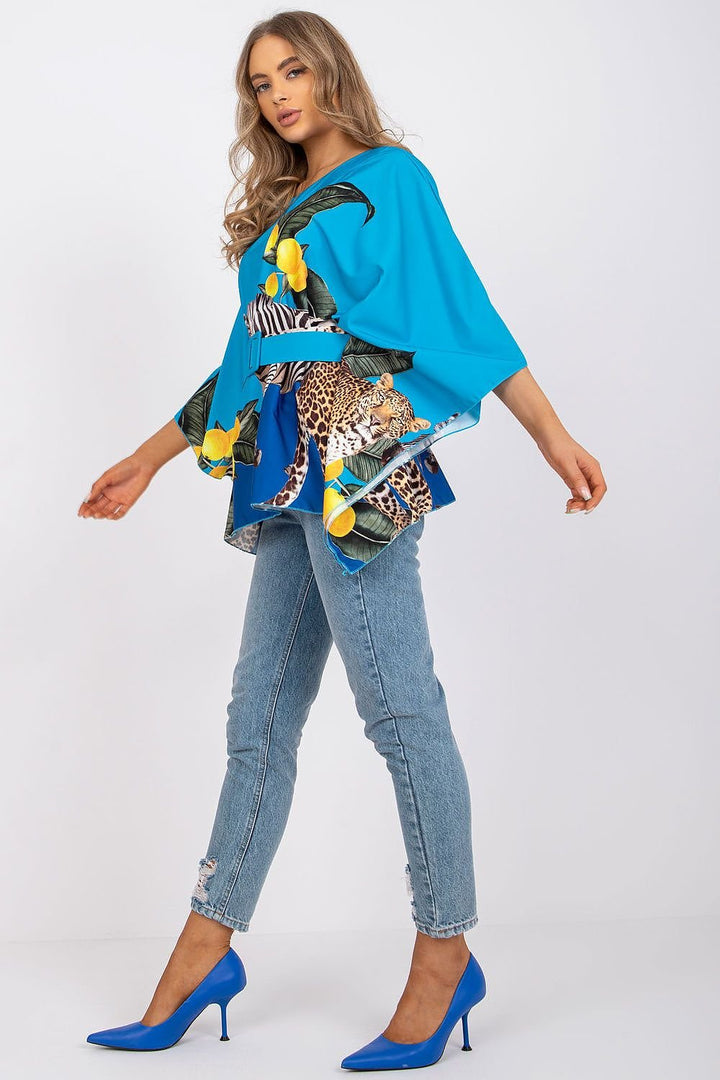 Blusa de material estampado.