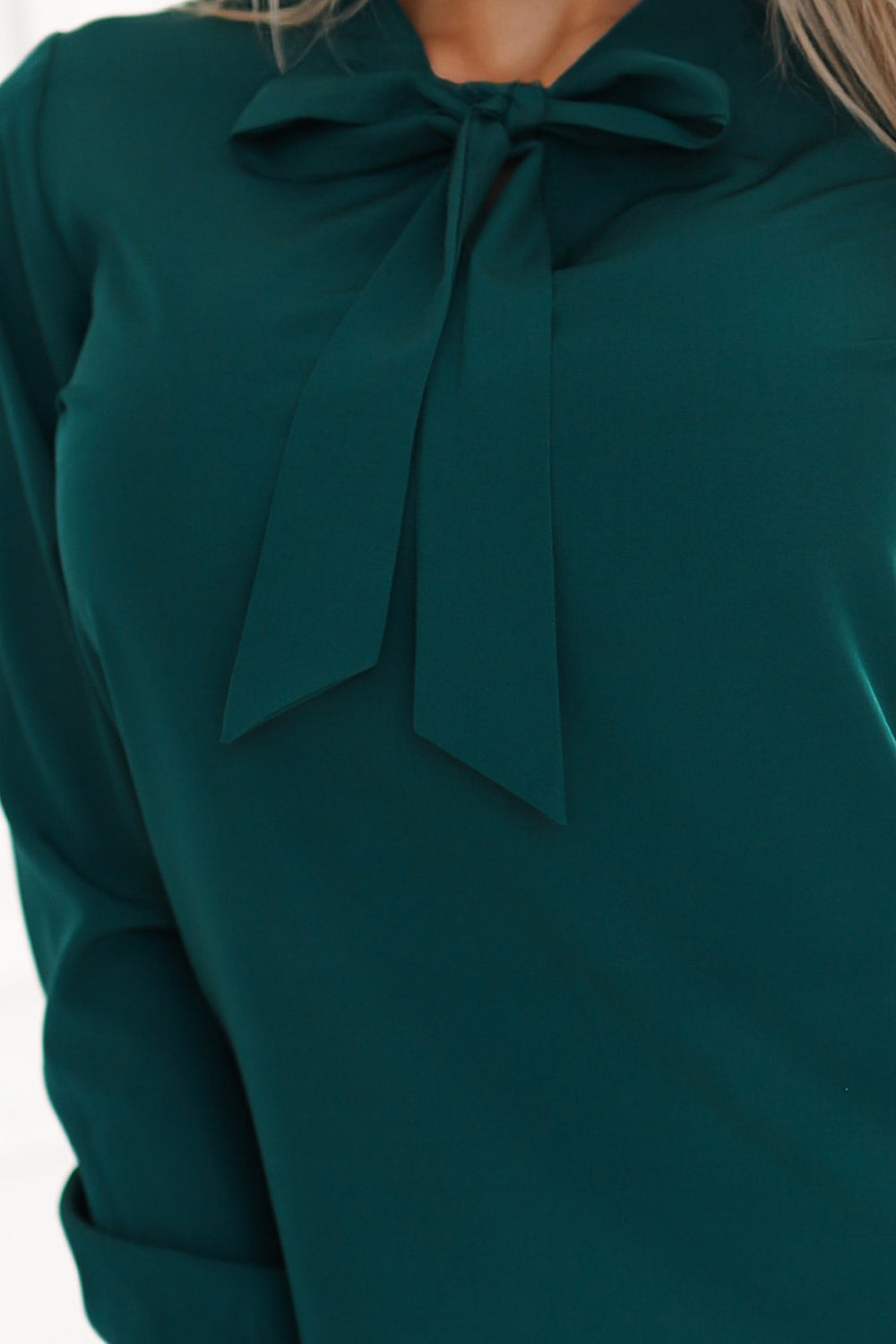 Business blouse with long sleeves and tie at front - green