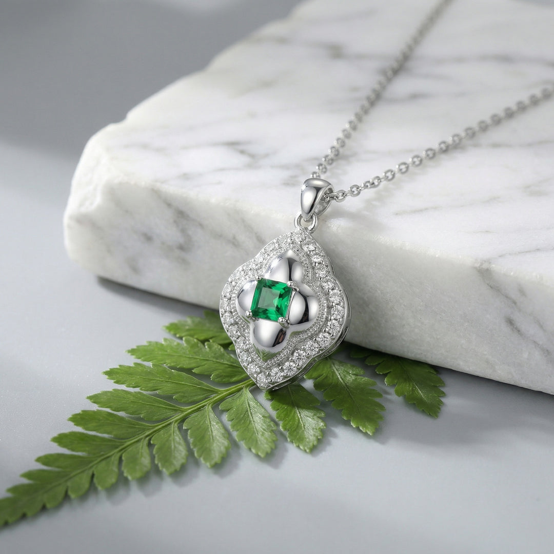 💚 Emerald Quatrefoil Necklace