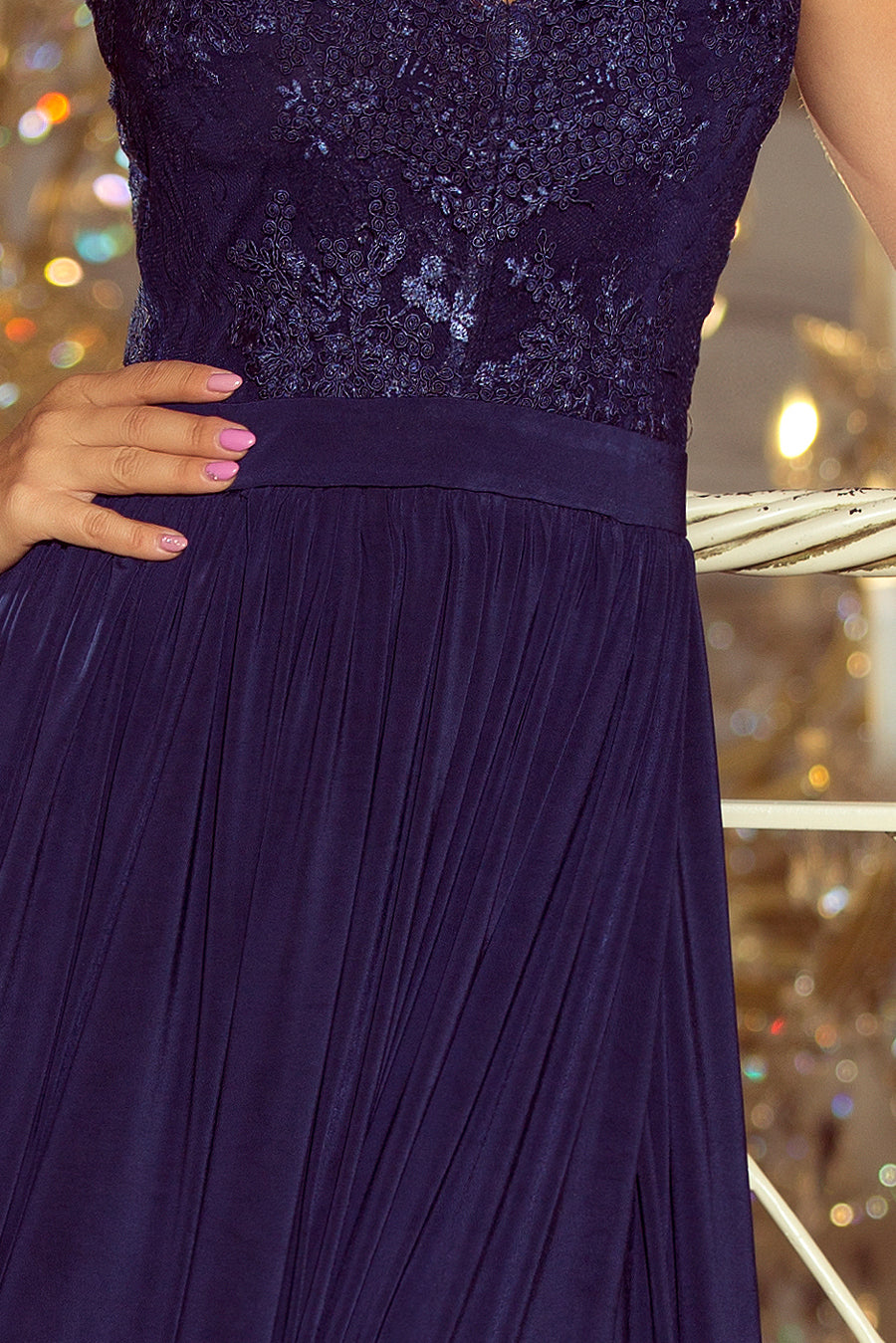 Long sleeveless dress with embroidered cleavage - dark blue