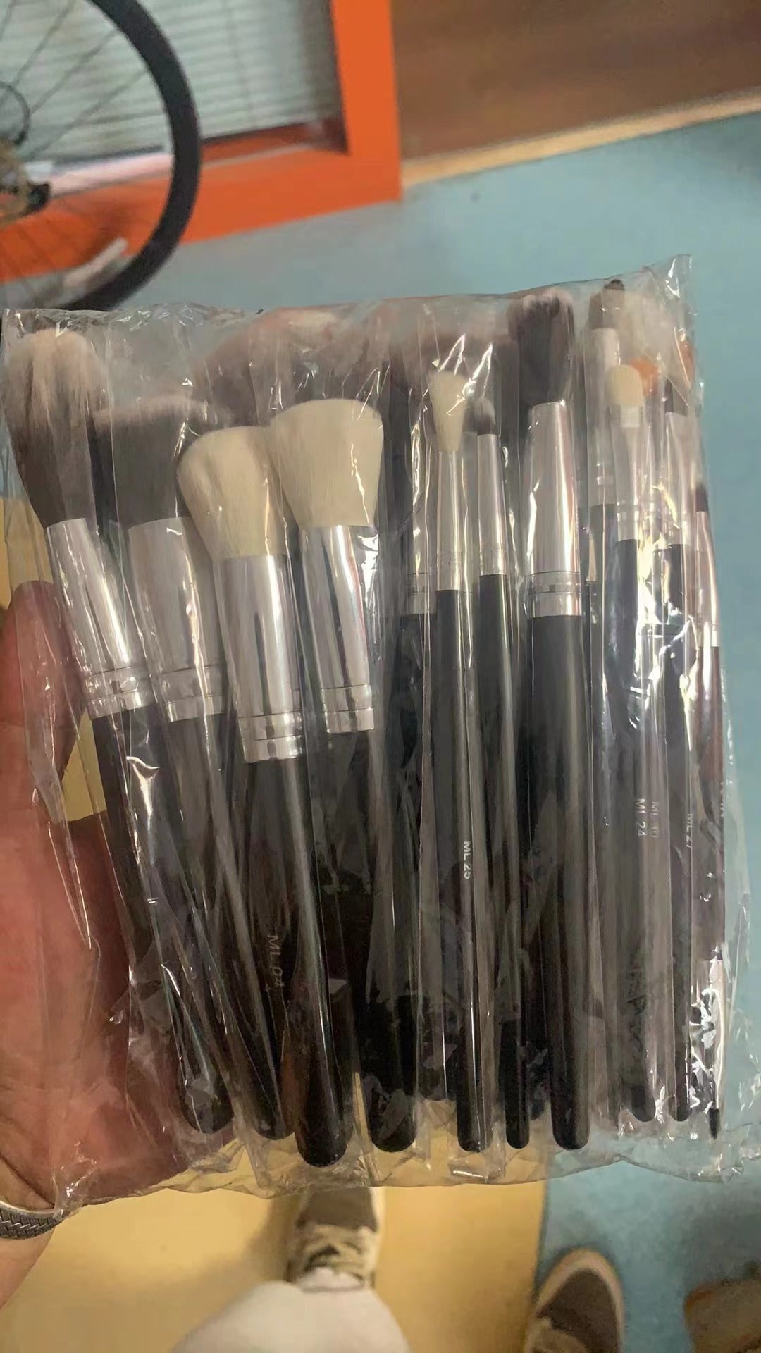 🖌️ 32-Piece Professional Makeup Brush Set – Wooden Handle Brushes with Leather Storage Bag 💄✨
