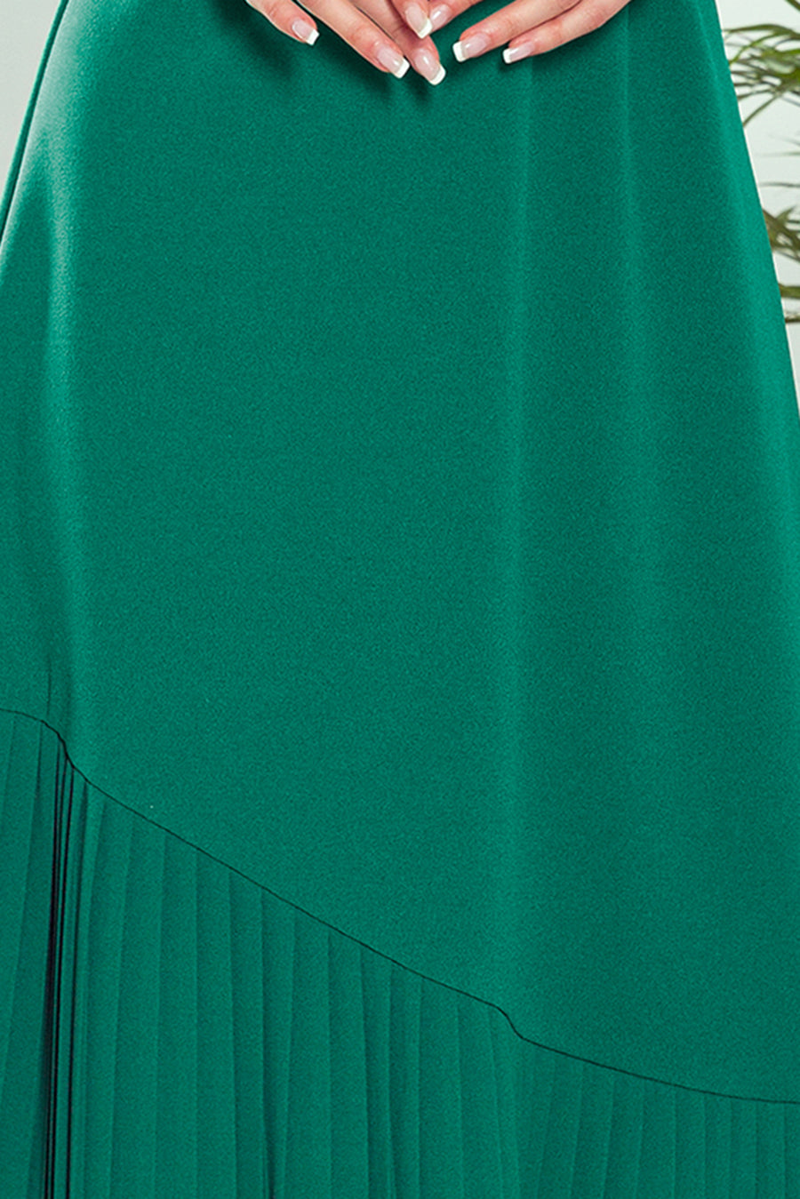 Trapezoidal dress with asymmetrical pleat - green