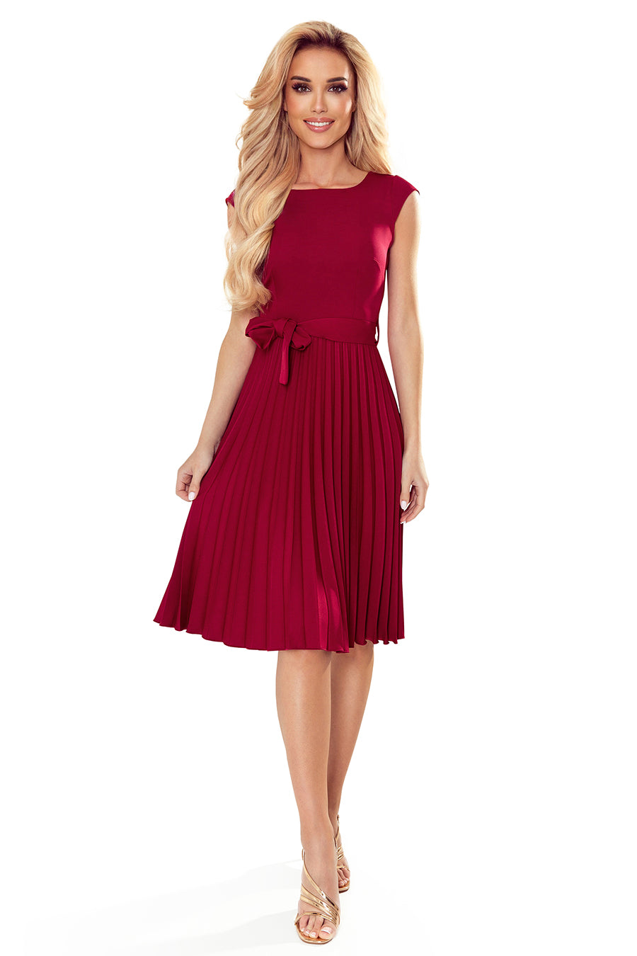 LILA Pleated dress with short sleeves - color burgundy