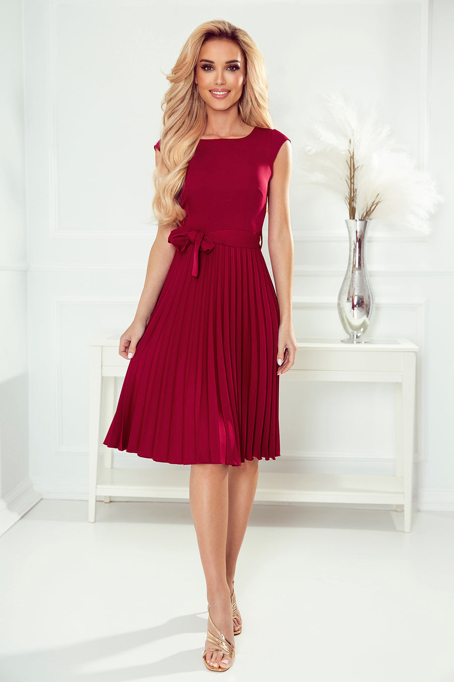 LILA Pleated dress with short sleeves - color burgundy